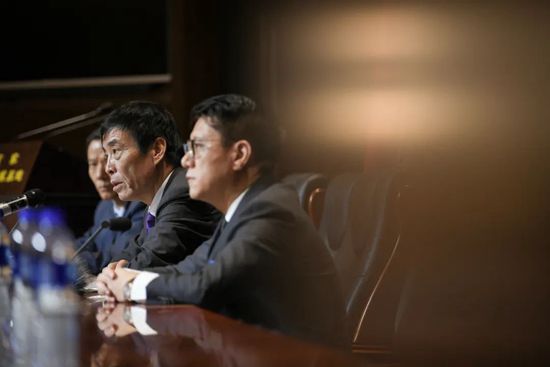 从财大气粗的建筑商人到平凡老实的瓷砖商贩，时间跨度21年，诠释同一个角色的不同阶段，对于大鹏来说也是一次前所未有的挑战